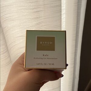 BYROE Kale Gel Moisturizer - Refreshing Green and Elegant Gold